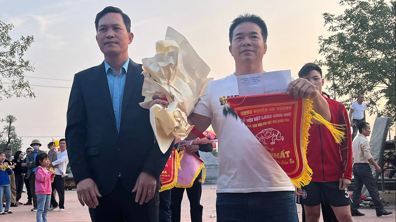 Kết thúc lễ hội, đô vật Dương Đức Bình (SN 1975, ở huyện An Lão, TP Hải Phòng) đã giành giải nhất hạng mục đấu vật giữa các quận huyện tại Hải Phòng. Đô vật này dù gần 50 tuổi nhưng với kinh nghiệm, sức bền đã lần lượt đánh bại hàng loạt đô vật trẻ khỏe khắp các quận huyện ở Hải Phòng. Trong khi đó, khối vận động viên chuyên nghiệp, đô vật Trần Văn Tường (Ninh Bình) đã giành giải nhất. Kết thúc lễ hội, đô vật Dương Đức Bình (SN 1975, ở huyện An Lão, TP Hải Phòng) đã giành giải nhất hạng mục đấu vật giữa các quận huyện tại Hải Phòng. Đô vật này dù gần 50 tuổi nhưng với kinh nghiệm, sức bền đã lần lượt đánh bại hàng loạt đô vật trẻ khỏe khắp các quận huyện ở Hải Phòng. Trong khi đó, khối vận động viên chuyên nghiệp, đô vật Trần Văn Tường (Ninh Bình) đã giành giải nhất.