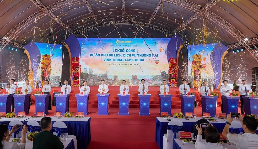 Các đại biểu bấm nút khởi công dự án.