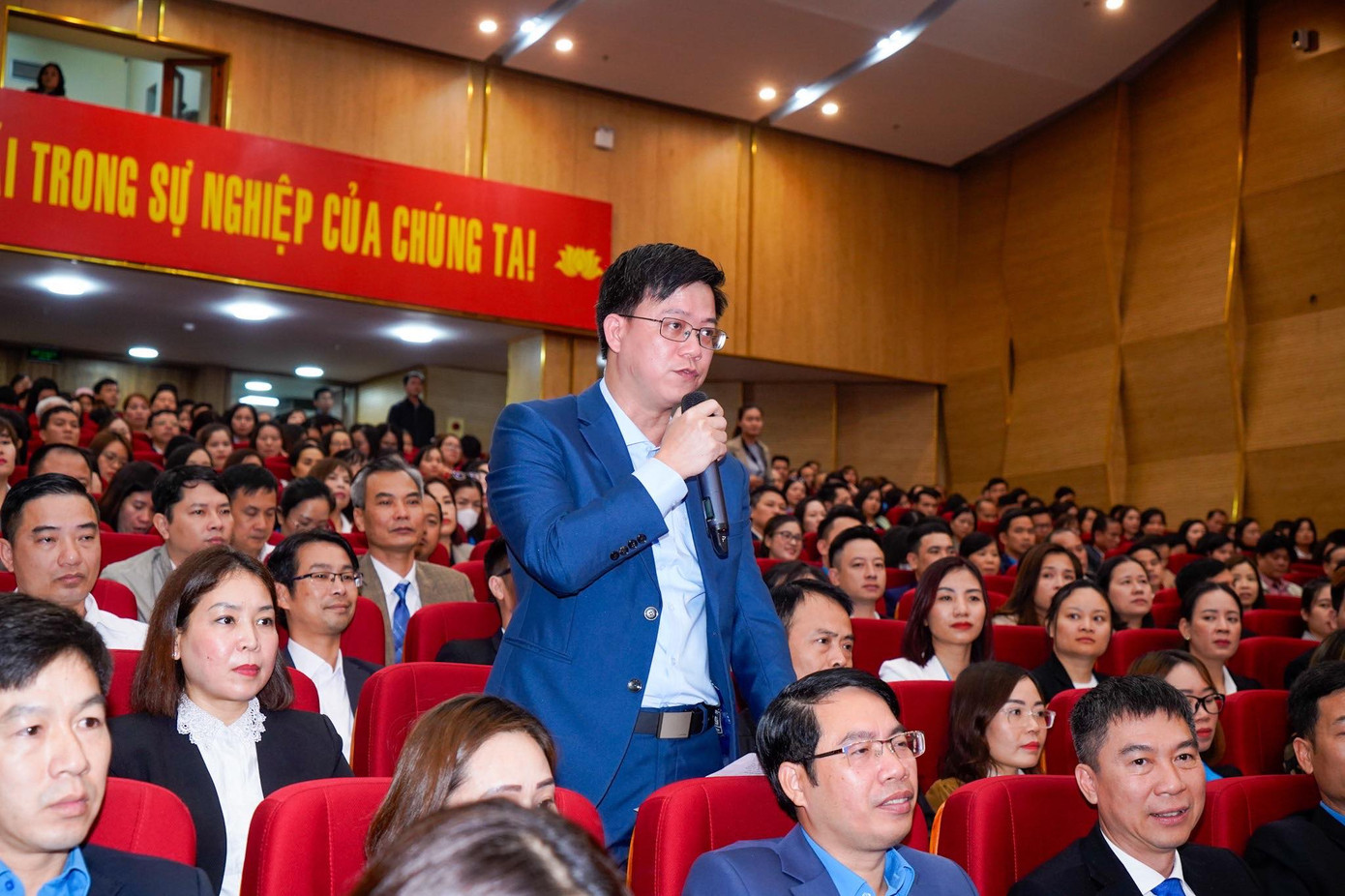 Các cử tri phát biểu, kiến nghị nhiều nội dung mà công nhân, lao động quan tâm tại buổi tiếp xúc. Các cử tri phát biểu, kiến nghị nhiều nội dung mà công nhân, lao động quan tâm tại buổi tiếp xúc.