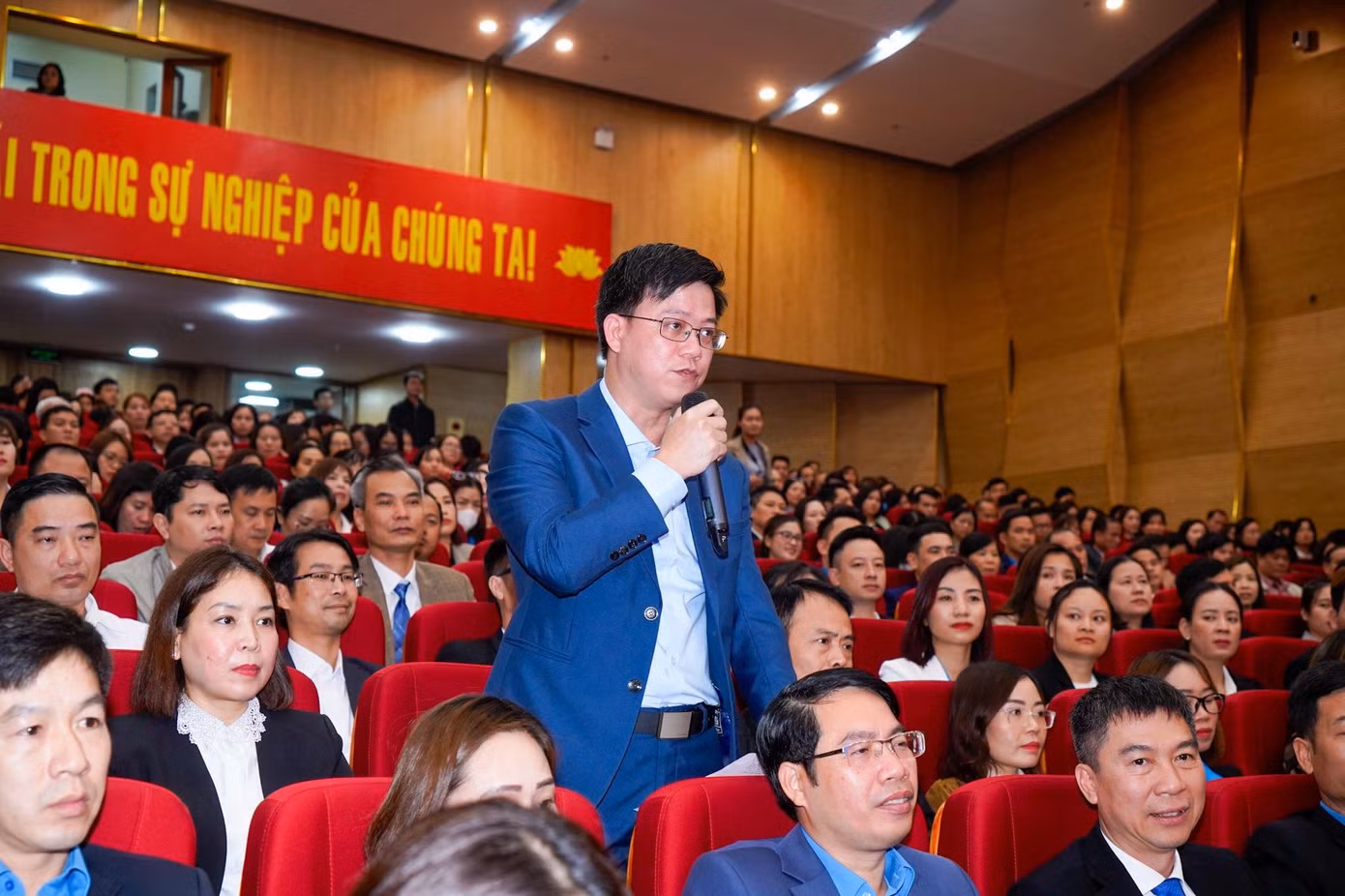 Các cử tri phát biểu, kiến nghị nhiều nội dung mà công nhân, lao động quan tâm tại buổi tiếp xúc.