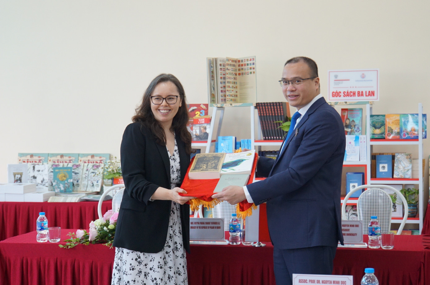 Bà Justyna Pabian trao tặng gần 400 cuốn sách trong buổi lễ bàn giao "Góc sách Ba Lan" cho thư viện Đại học Hàng hải Việt Nam. Bà Justyna Pabian trao tặng gần 400 cuốn sách trong buổi lễ bàn giao "Góc sách Ba Lan" cho thư viện Đại học Hàng hải Việt Nam.