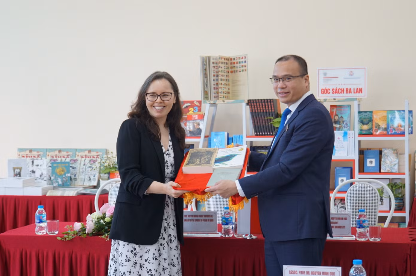 Bà Justyna Pabian trao tặng gần 400 cuốn sách trong buổi lễ bàn giao "Góc sách Ba Lan" cho thư viện Đại học Hàng hải Việt Nam.