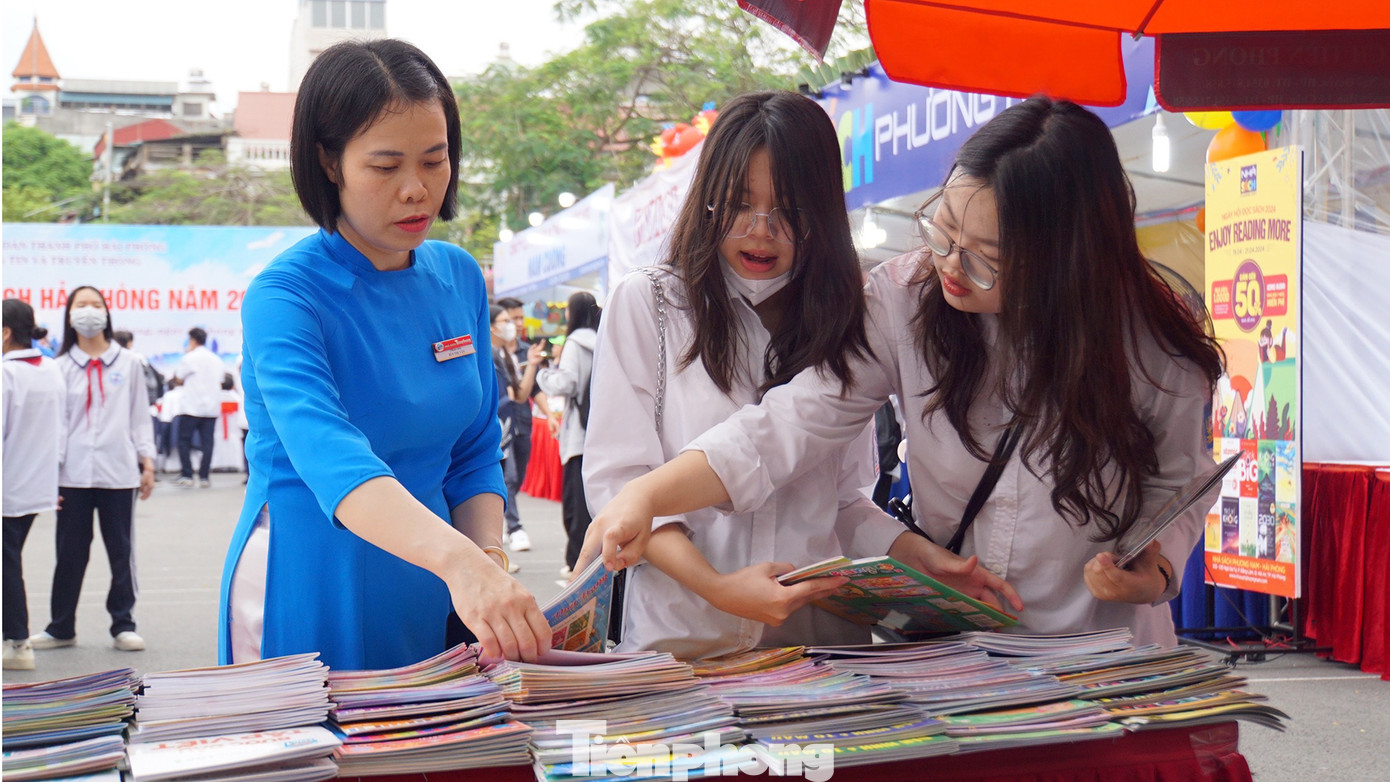 Trong ngày hội, các đơn vị bố trí 20 gian hàng với khoảng 12.000 đầu sách, nhiều thể loại sách đa dạng, phong phú: thiếu nhi, văn học, văn hóa xã hội, kinh tế, khoa học kỹ thuật,...thu hút hàng nghìn lượt học sinh, phụ huynh tham gia. Đặc biệt, ngày hội sẽ có các sản phẩm máy đọc sách (thiết bị đọc sách thời đại công nghệ số).