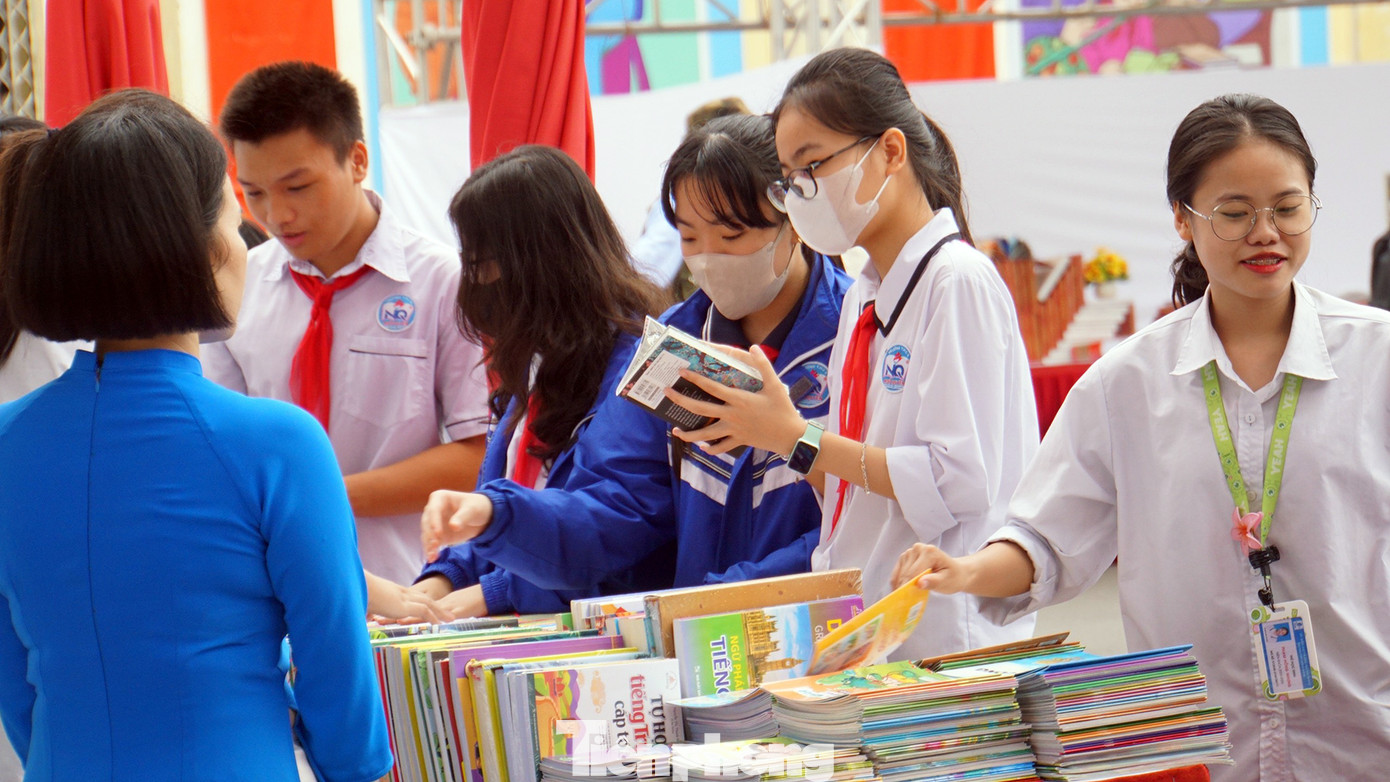 Tại ngày hội, hàng nghìn học sinh các cấp tại Hải Phòng tới vui chơi, lựa chọn sách học tập và giải trí. Một nhân viên Nhà sách Tiền Phong - Hải Phòng chia sẻ, rất nhiều bạn trẻ đã lựa chọn được những cuốn sách tham khảo hay về kiến thức phổ thông, tâm lý học đường và sách giải trí... với giá ưu đãi tốt.