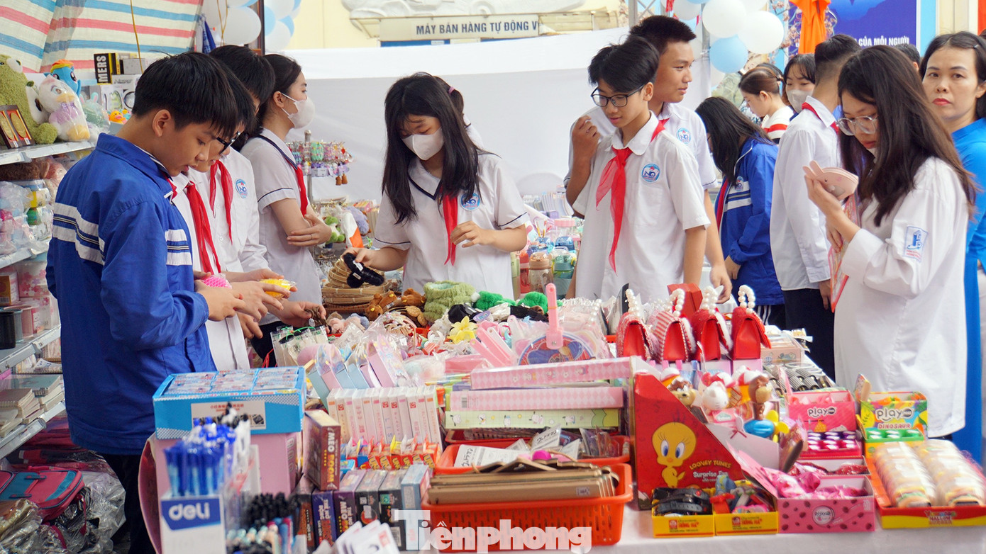 Em Hoàng Linh (học sinh Trường THCS Ngô Quyền) chia sẻ, bên cạnh những cuốn sách hay, khi đến với gian hàng, em và các bạn còn có rất nhiều lựa chọn về đồ dùng học tập, vật dụng thiết yếu phù hợp với lứa tuổi làm tư trang cá nhân hoặc tặng bạn bè, người thân.