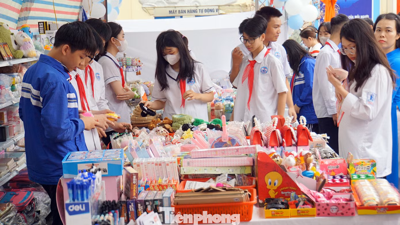 Em Hoàng Linh (học sinh Trường THCS Ngô Quyền) chia sẻ, bên cạnh những cuốn sách hay, khi đến với gian hàng, em và các bạn còn có rất nhiều lựa chọn về đồ dùng học tập, vật dụng thiết yếu phù hợp với lứa tuổi làm tư trang cá nhân hoặc tặng bạn bè, người thân.
