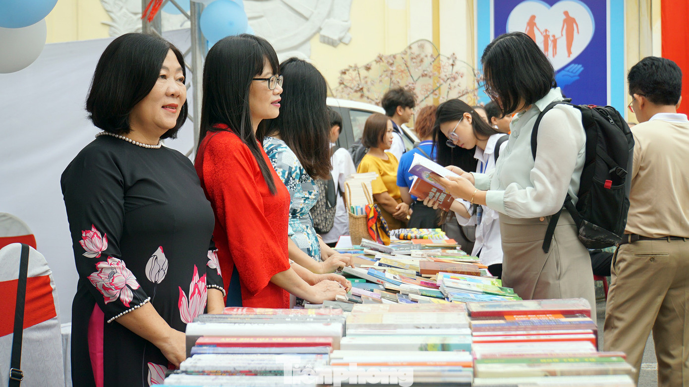 Nhiều phụ huynh cũng lựa chọn được những cuốn sách yêu thích về lĩnh vực văn học, nghệ thuật, kỹ năng mềm...