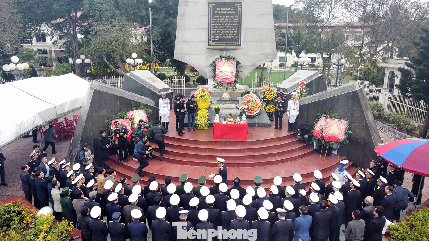 Toàn cảnh buổi lễ kỷ niệm 56 năm cuộc Tổng tiến công và nổi dậy Xuân Mậu Thân 1968 và 4 tàu của Đoàn tàu không số đi làm nhiệm vụ đặc biệt.