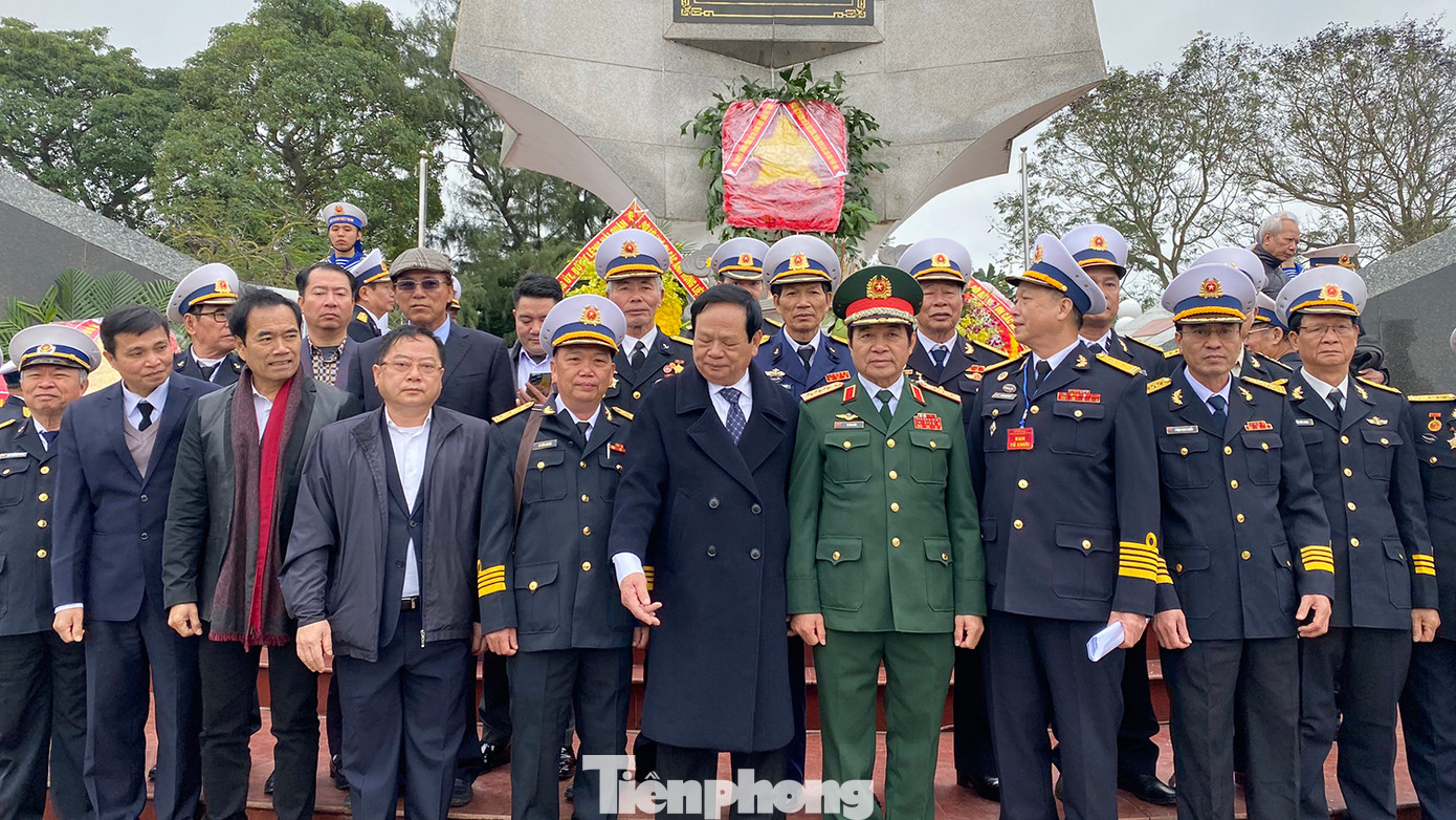 Các đại biểu chụp ảnh kỷ niệm tại Bến K15, quận Đồ Sơn, TP Hải Phòng.