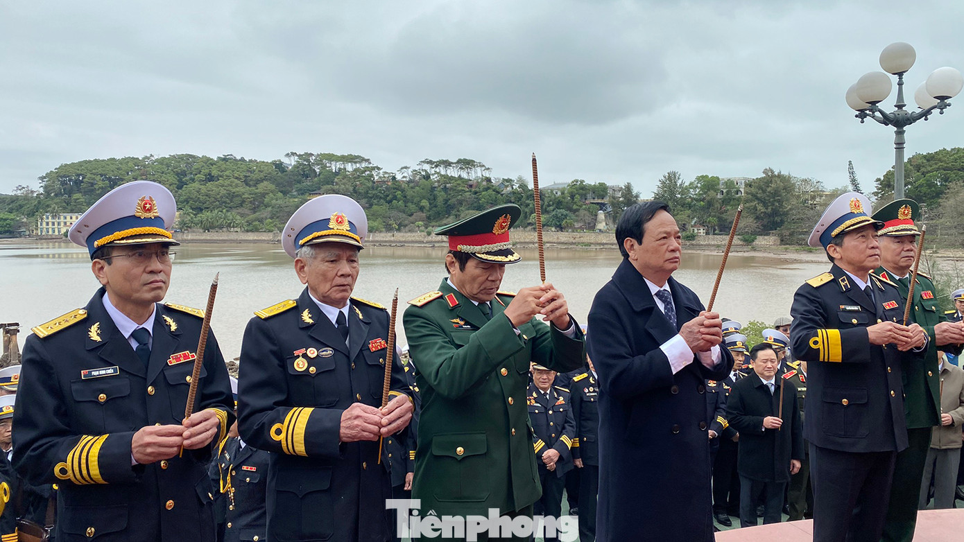 Các tướng lĩnh, đại biểu dâng hương tưởng nhớ các anh hùng, liệt sĩ tại Bến K15, quận Đồ Sơn, TP. Hải Phòng.