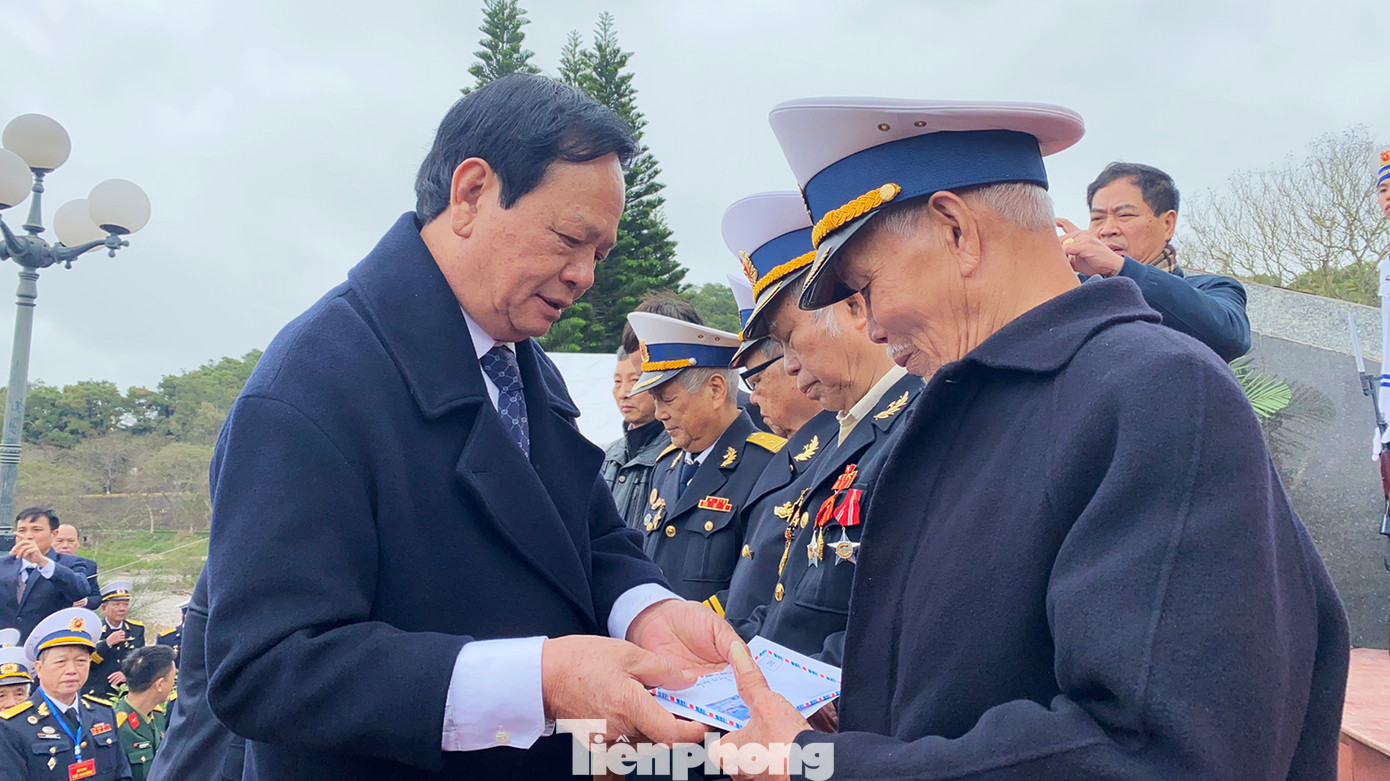 Ông Đào Hồng Tuyển tặng quà tri ân các anh hùng, các nhân chứng lịch sử, các gia đình liệt sĩ, thương binh của 4 tàu đi làm nhiệm vụ đặc biệt.