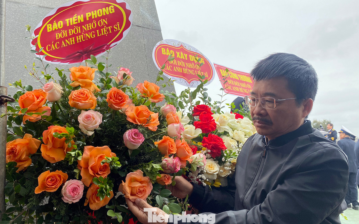 Các cơ quan thông tấn báo chí dâng hoa tưởng nhớ các anh hùng liệt sĩ.