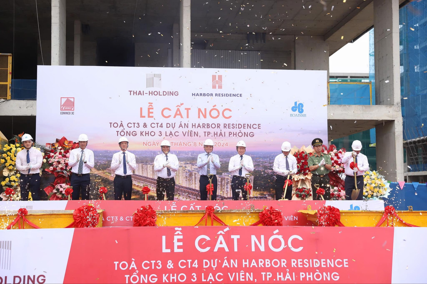 Các đại biểu thực hiện nghi thức cất nóc 2 tòa nhà thuộc Dự án NƠXH tại Tổng kho 3 Lạc Viên, TP Hải Phòng. Các đại biểu thực hiện nghi thức cất nóc 2 tòa nhà thuộc Dự án NƠXH tại Tổng kho 3 Lạc Viên, TP Hải Phòng.