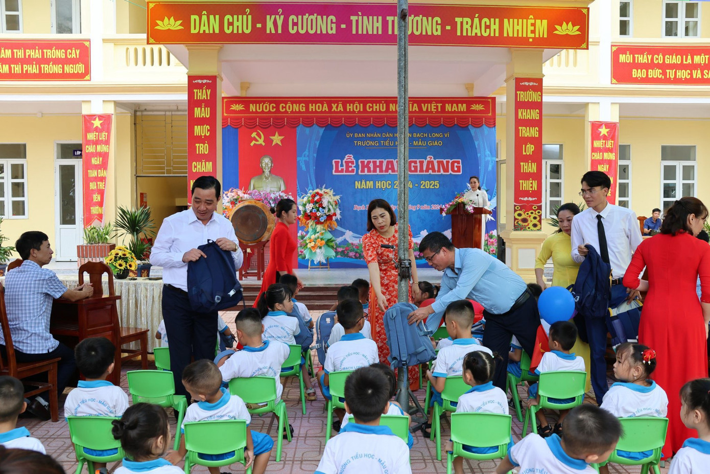 Lãnh đạo huyện và các đơn vị tặng quà cho học sinh tiểu học, mầm non huyện Bạch Long Vĩ nhân dịp khai giảng năm học mới. Lãnh đạo huyện và các đơn vị tặng quà cho học sinh tiểu học, mầm non huyện Bạch Long Vĩ nhân dịp khai giảng năm học mới.