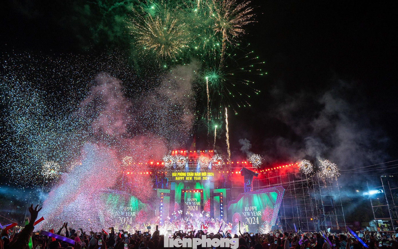 Đặc biệt, chương trình nghệ thuật có màn bắn pháo hoa nổ tầm thấp dài 10 phút đón năm mới 2024. Đây là lần đầu tiên Hải Phòng tổ chức bắn pháo hoa dịp Tết dương lịch.