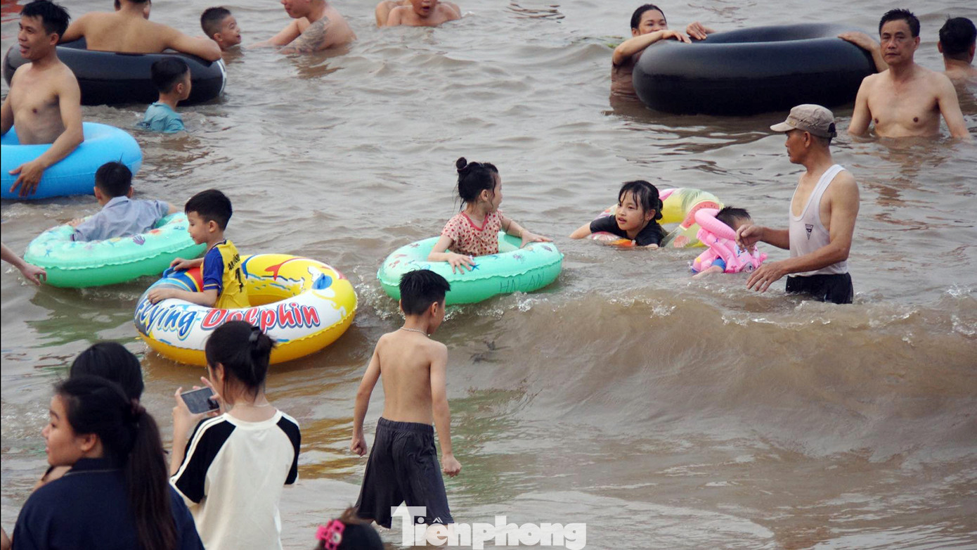 Nhiều em nhỏ được bố mẹ cho ra bãi biển Đồ Sơn vui chơi ngày nghỉ lễ.