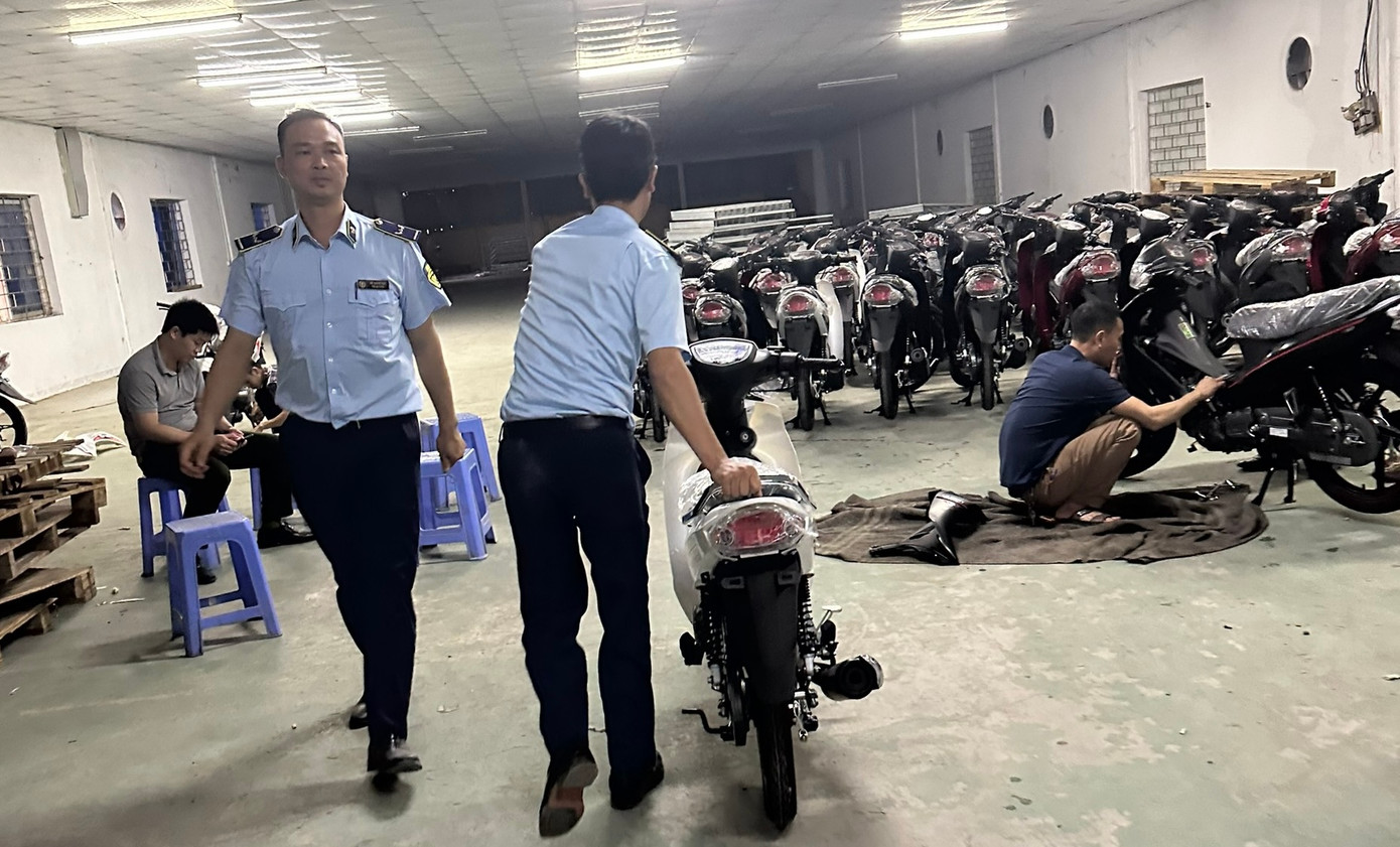 Lực lượng chức năng kiểm tra lô hàng của Công ty TNHH Liên doanh chế tạo xe máy LIFAN - Việt Nam. Lực lượng chức năng kiểm tra lô hàng của Công ty TNHH Liên doanh chế tạo xe máy LIFAN - Việt Nam.