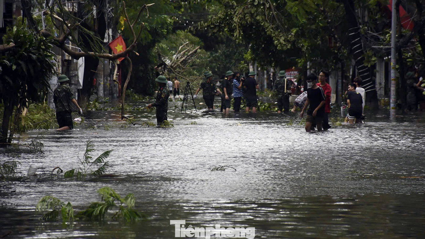 Lực lượng chức năng tại Hải Phòng đang căng mình khắc phục sự cố cây xanh đổ gãy, nước ngập tại các tuyến phố trung tâm.