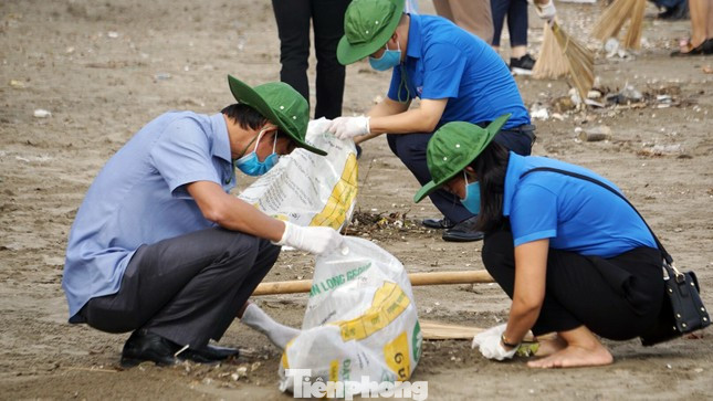Các đơn vị phối hợp tổ chức dọn rác bãi biển Đồ Sơn, phân loại rác để đưa đến nơi xử lý. Các đơn vị phối hợp tổ chức dọn rác bãi biển Đồ Sơn, phân loại rác để đưa đến nơi xử lý.