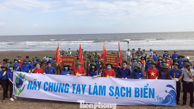 Đoàn viên thanh niên Hải Phòng tổ chức dọn rác làm sạch bãi biển ở Đồ Sơn. Đoàn viên thanh niên Hải Phòng tổ chức dọn rác làm sạch bãi biển ở Đồ Sơn.