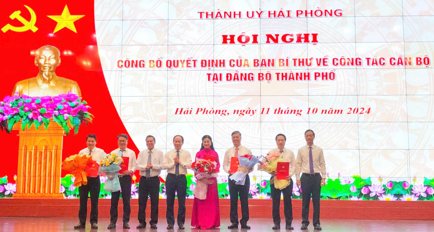 Thường trực Thành ủy Hải Phòng công bố, trao quyết định của Ban Bí thư Trung ương Đảng cho 5 cán bộ chủ chốt tại các sở ngành, địa phương.