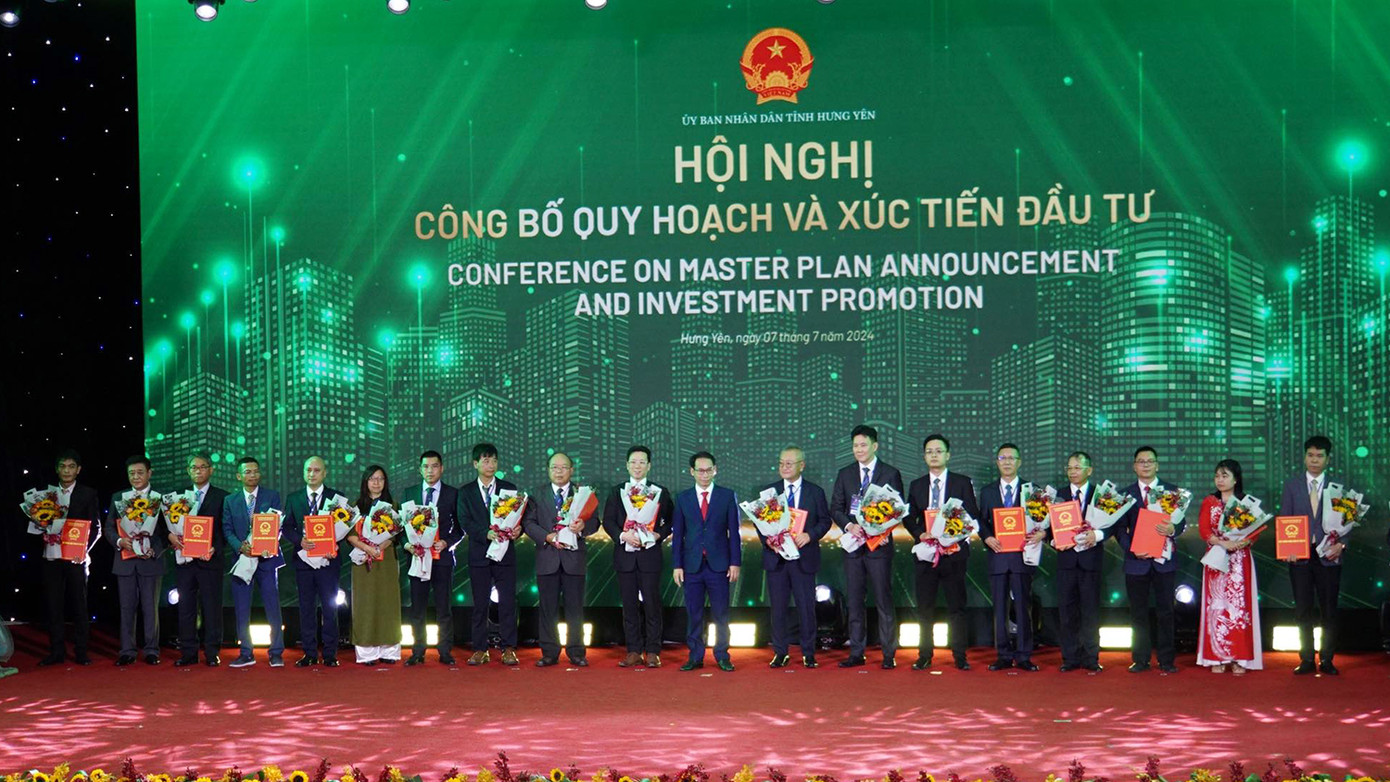 Tại hội nghị, Bộ KH&ĐT và UBND tỉnh Hưng Yên đã trao chứng nhận đầu tư cho nhiều doanh nghiệp trong nước và nước ngoài rót vốn vào Hưng Yên. Tại hội nghị, Bộ KH&ĐT và UBND tỉnh Hưng Yên đã trao chứng nhận đầu tư cho nhiều doanh nghiệp trong nước và nước ngoài rót vốn vào Hưng Yên.