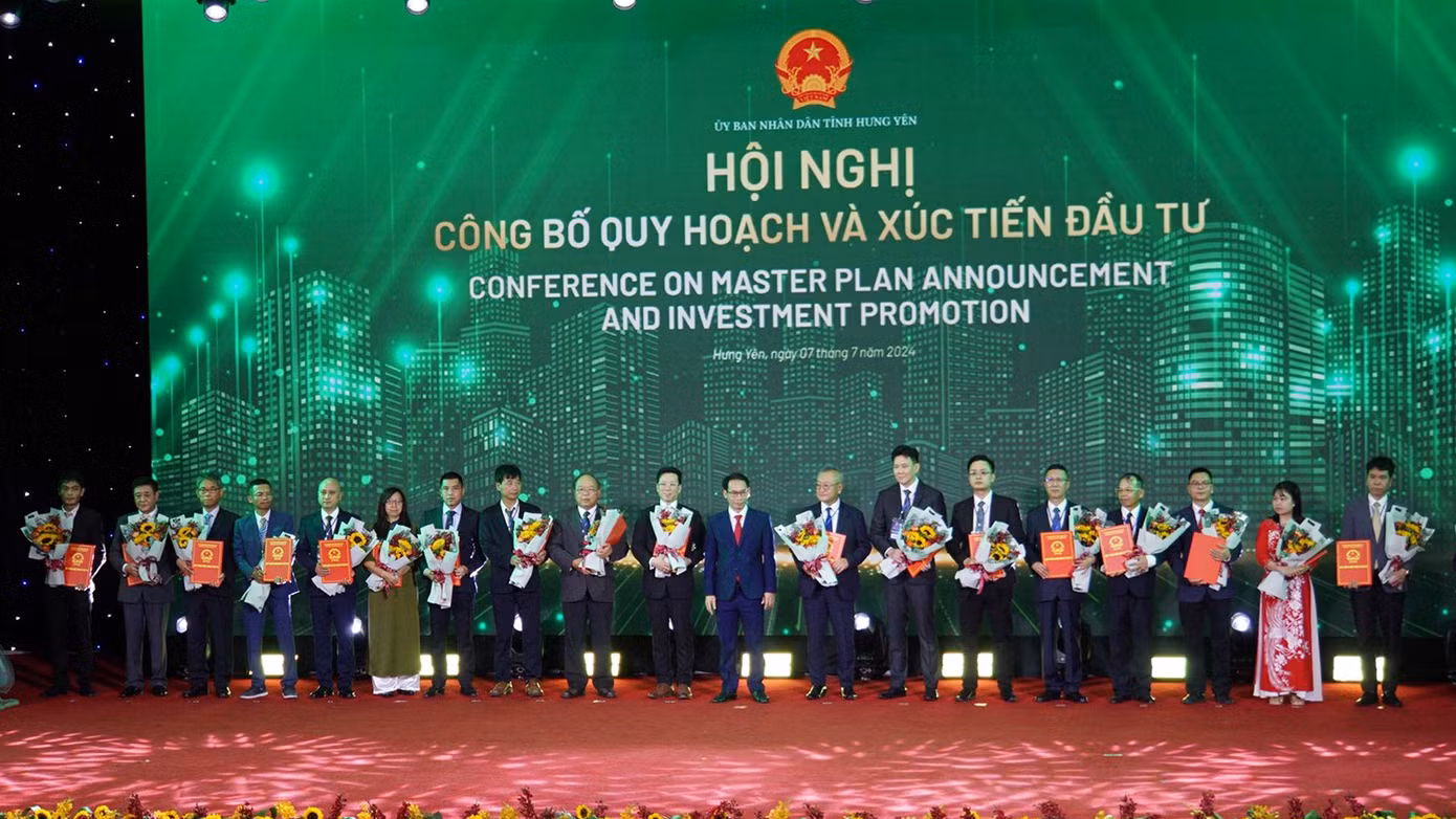 Tại hội nghị, Bộ KH&amp;ĐT và UBND tỉnh Hưng Yên đã trao chứng nhận đầu tư cho nhiều doanh nghiệp trong nước và nước ngoài rót vốn vào Hưng Yên.
