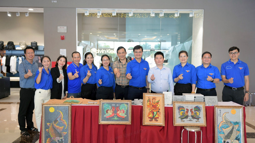 Anh Bùi Quang Huy - Bí thư Thứ nhất Trung ương Đoàn tham dự chương trình Chợ phiên OCOP Hải Phòng.