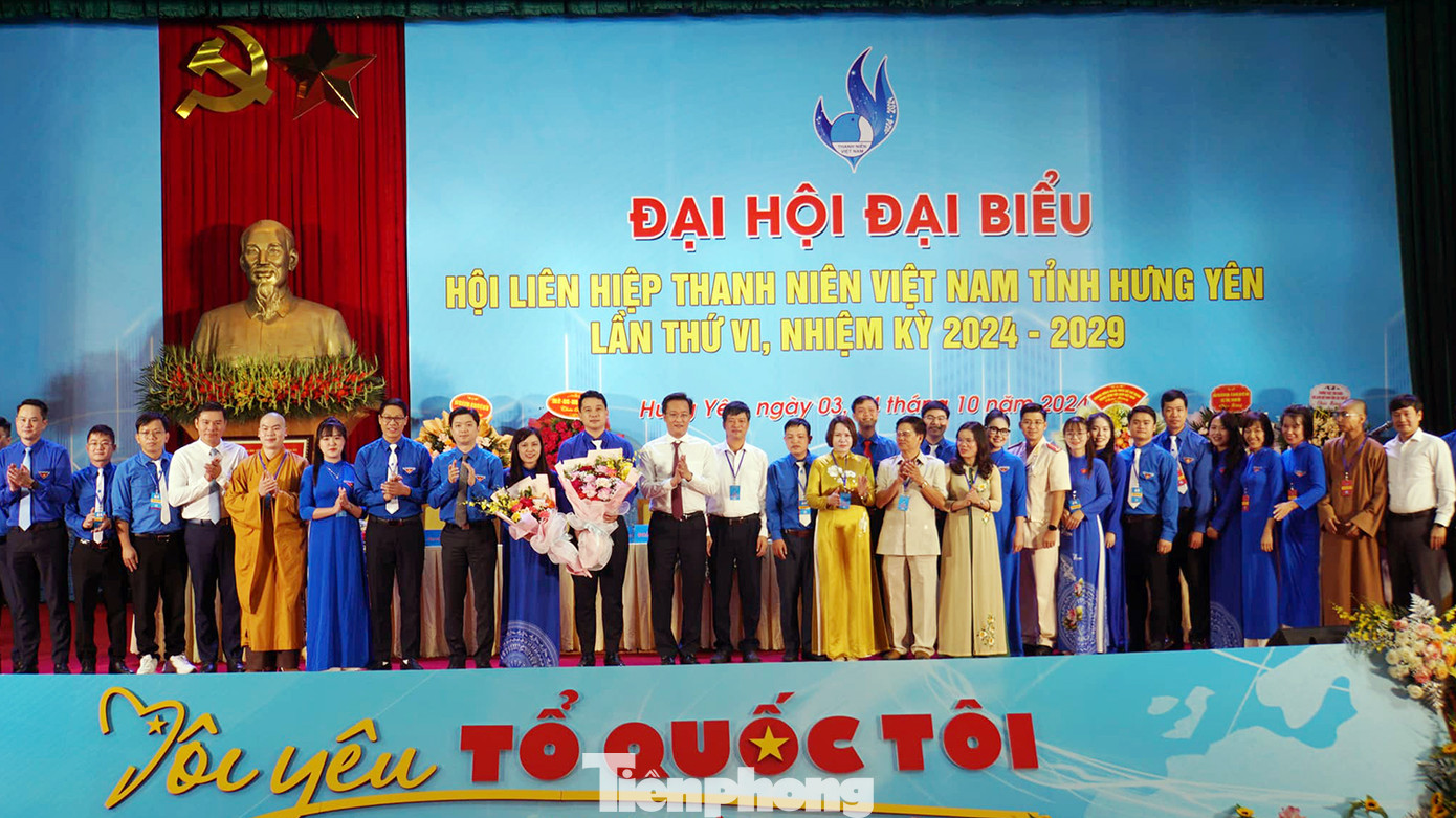 Ủy ban Hội LHTN Việt Nam tỉnh Hưng Yên khóa VI, nhiệm kỳ 2024-2029 ra mắt tại Đại hội. Ủy ban Hội LHTN Việt Nam tỉnh Hưng Yên khóa VI, nhiệm kỳ 2024-2029 ra mắt tại Đại hội.