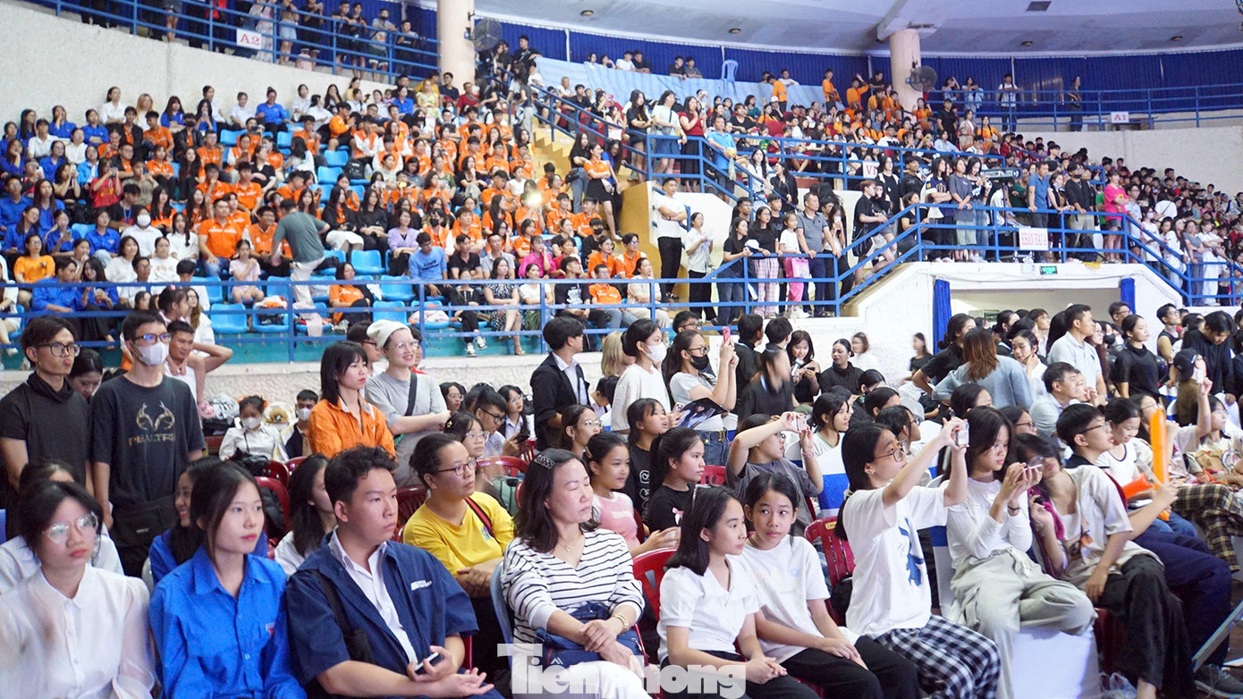 Hàng nghìn bạn trẻ tới cổ vũ, xem đêm chung kết.