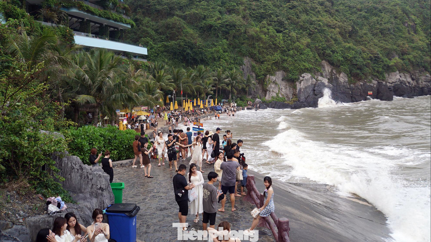 Trong khi đó, tại các bãi tắm Cát Cò 1-2-3 do sóng to, nước biển dâng cao, khách du lịch không được tắm thỏa mái như mọi khi vì không an toàn. Dọc các bãi tắm, hàng nghìn du khách đứng ngắm biển, hóng gió, chụp ảnh check-in.