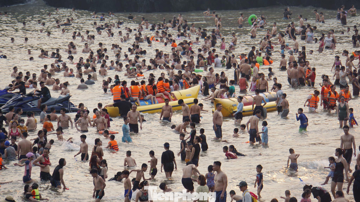 Ghi nhận của PV Tiền Phong, bãi tắm Tùng Thu ken đặc khách du lịch từ 15h đến tối. Nhiều gia đình, cơ quan, đơn vị tổ chức thành đoàn nhiều người tới bờ cát tắm biển.