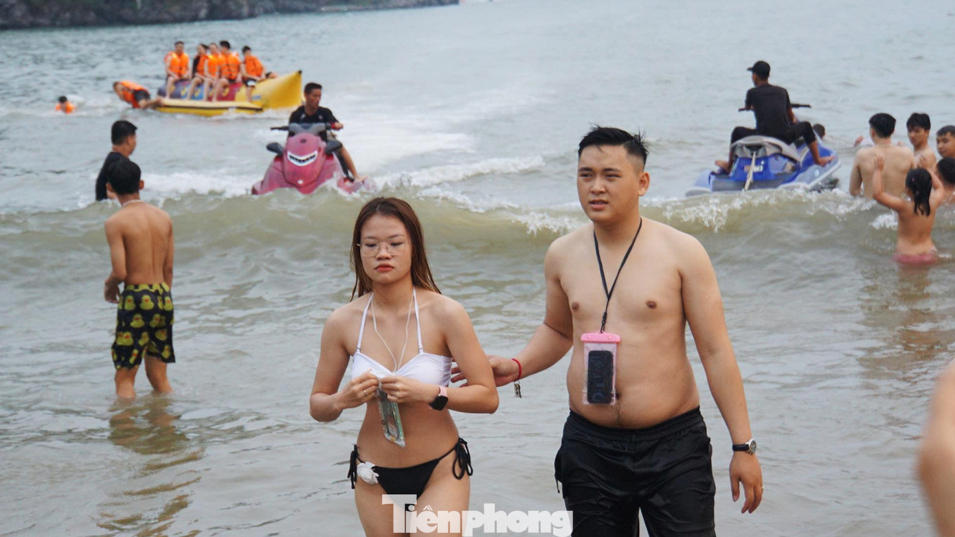 Nhiều thanh niên lượn thuyền chuối ngắm vịnh quanh quần đảo Cát Bà.