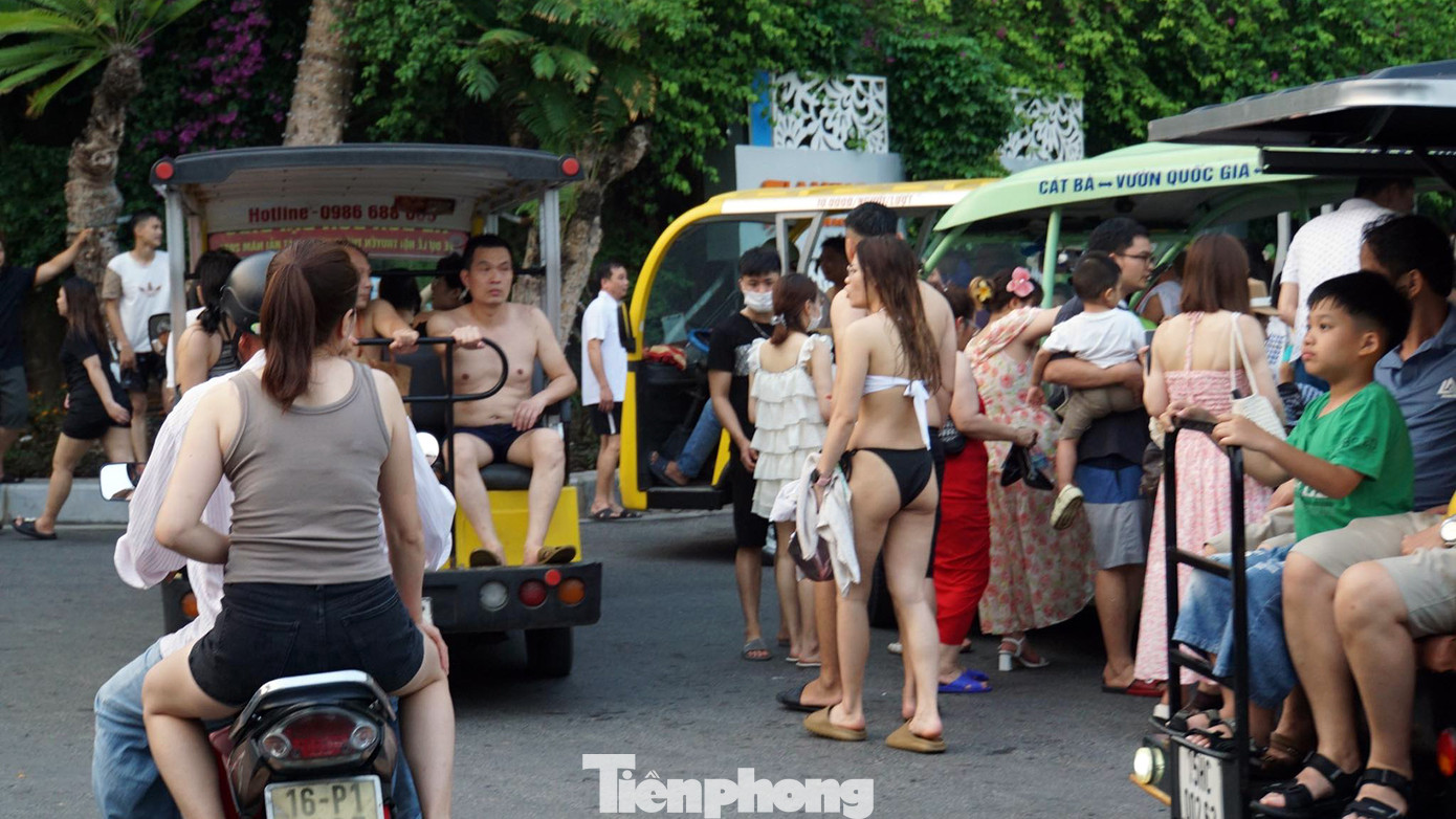 Dù nước biển dâng cao và sóng lớn nhưng các bãi tắm Cát Cò vẫn thu hút hàng nghìn người tới check-in, vui chơi.