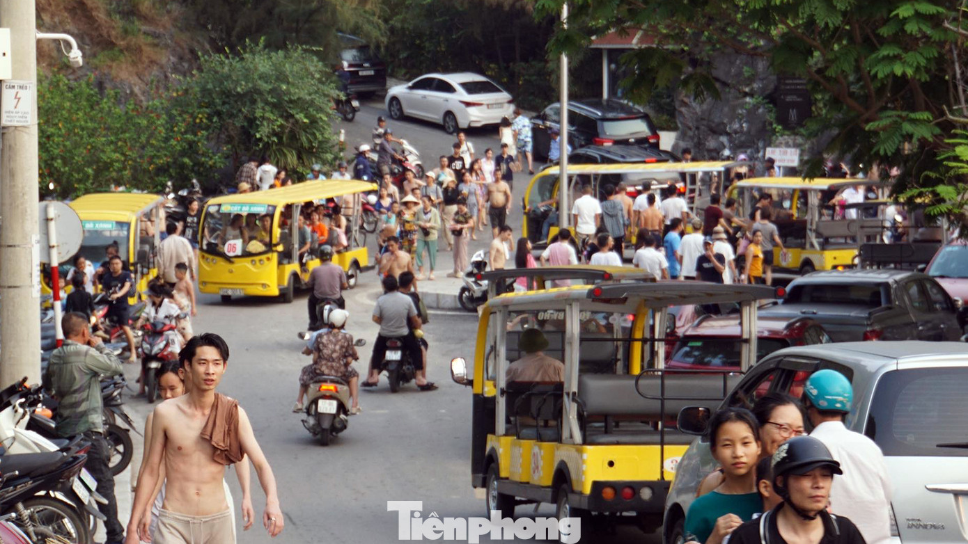 Lối dẫn vào các bãi tắm Cát Cò luôn trong tình trạng ùn tắc giao thông, chỉ có xe ô tô điện và xe máy mới có thể di chuyển vào gần các bãi tắm. Do quá tải và ùn tắc, nhiều người phải đi bộ.