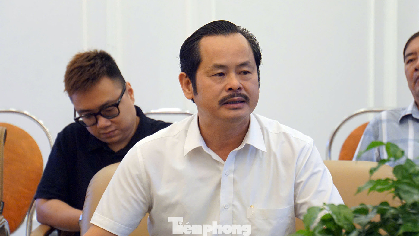 Ông Nguyễn Huy Hoàng, Chủ tịch Công đoàn Công ty CP Đầu tư Văn Phú - Invest đại diện đoàn công tác trao đổi, chia sẻ với những thiệt hại do bão gây ra tại huyện Thủy Nguyên.