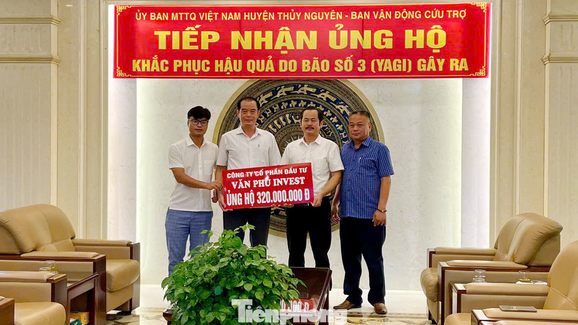 Đại diện MTTQ Việt Nam huyện Thủy Nguyên tiếp nhận hỗ trợ.