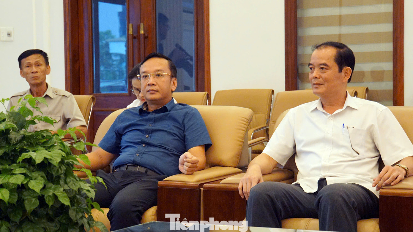 Ông Uông Minh Long (giữa ảnh) - Phó Chủ tịch UBND huyện Thủy Nguyên thông tin về thiệt hại do bão gây ra cho nhân dân, doanh nghiệp trên địa bàn và kế hoạch khắc phục hậu quả, hỗ trợ bà con.