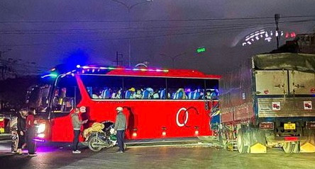 Hiện trường ô tô khách chở học sinh Trường THCS Hòa Nghĩa gặp sự cố sáng 7/3.