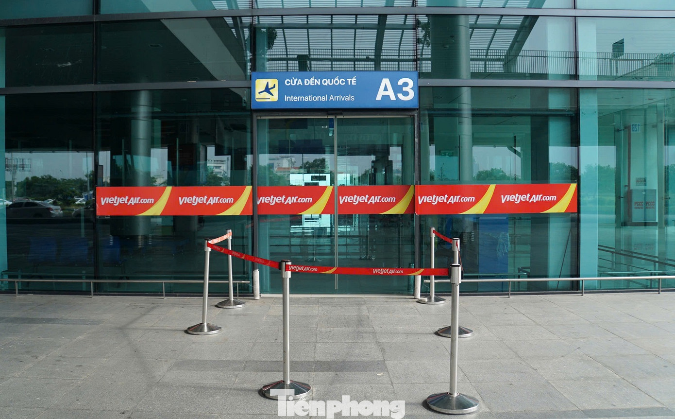 Khu vực ga quốc tế đã đóng, được căng dây do không còn chuyến bay quốc tế đến.