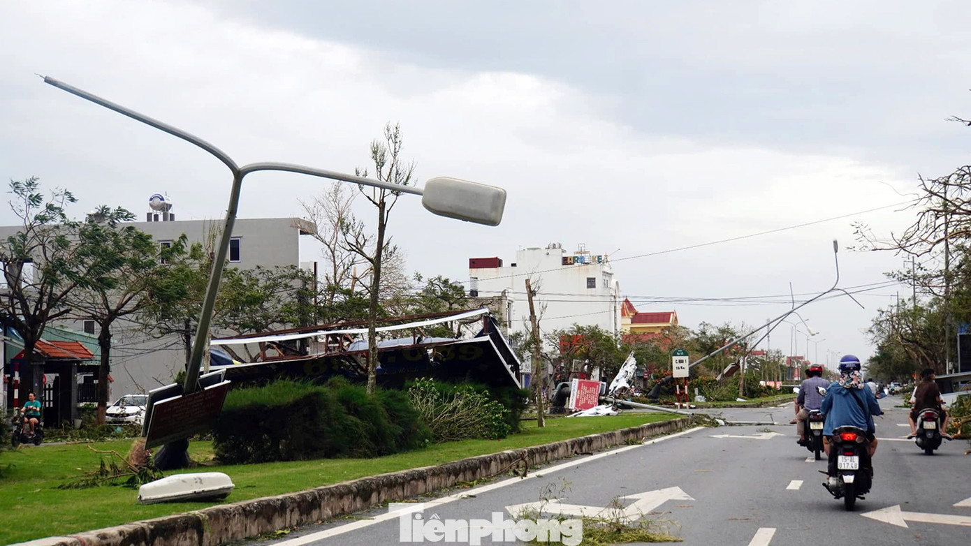Sáng 8/9, do thiệt hại về hệ thống hạ tầng đèn điện, cây xanh quá lớn nên các tuyến đường tại Đồ Sơn, Dương Kinh chưa có lực lượng chức năng hỗ trợ thu dọn, khắc phục sự cố. Sáng 8/9, do thiệt hại về hệ thống hạ tầng đèn điện, cây xanh quá lớn nên các tuyến đường tại Đồ Sơn, Dương Kinh chưa có lực lượng chức năng hỗ trợ thu dọn, khắc phục sự cố.