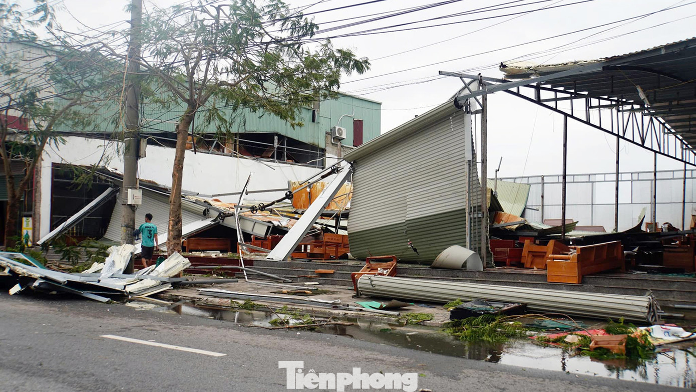 Cũng theo ghi nhận của PV, hàng trăm nhà dân, nhà xưởng, nhà khung thép, các ki-ot, gian hàng dọc các tuyến phố trung tâm quận, khu vực ven biển, đường Phạm Văn Đồng (thuộc quận Đồ Sơn, Dương Kinh) bị bão tàn phá, đổ sập hoặc hư hỏng nghiêm trọng, gây thiệt hại lớn. Cũng theo ghi nhận của PV, hàng trăm nhà dân, nhà xưởng, nhà khung thép, các ki-ot, gian hàng dọc các tuyến phố trung tâm quận, khu vực ven biển, đường Phạm Văn Đồng (thuộc quận Đồ Sơn, Dương Kinh) bị bão tàn phá, đổ sập hoặc hư hỏng nghiêm trọng, gây thiệt hại lớn.