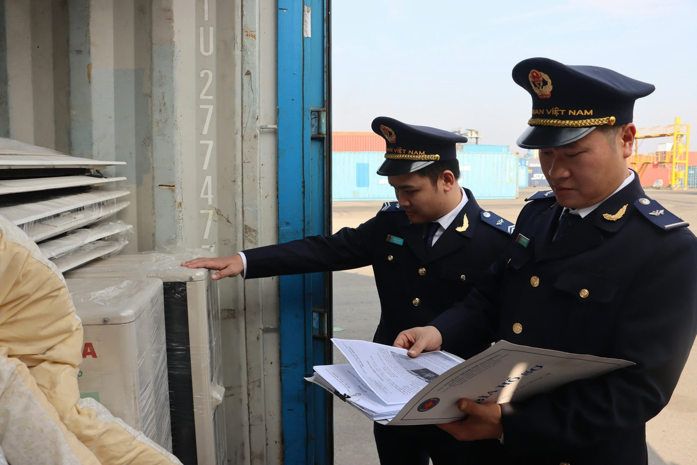 Lực lượng Hải quan Hải Phòng kiểm tra lô hàng. Lực lượng Hải quan Hải Phòng kiểm tra lô hàng.