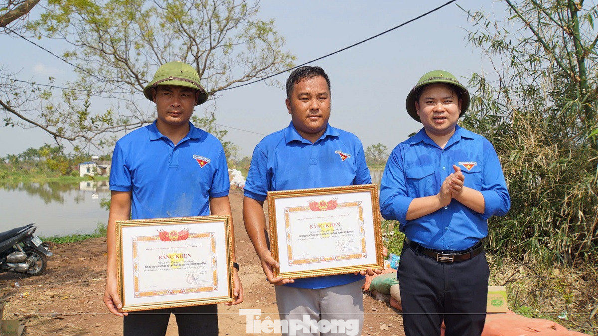 Sáng 14/9, anh Nguyễn Văn Hiếu - Phó Bí thư Thành Đoàn Hải Phòng đã trao bằng khen cho Bí thư và Phó Bí thư Đoàn xã Đại Bản (huyện An Dương) vì đã có thành tích xuất sắc trong công tác khắc phục hậu quả bão số 3.
