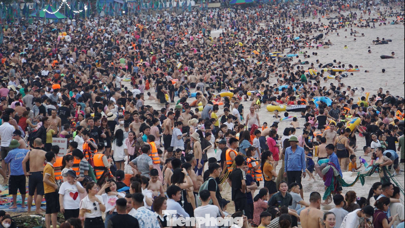 Chị Mai (người dân địa phương) chia sẻ, kỳ nghỉ lễ năm nay dài 5 ngày, lượng khách đến Đồ Sơn đông từ 27/4, đỉnh điểm chiều 30/4 các bãi tắm gần như không có chỗ trống. Bãi cát ken đặc ô che nắng, ghế nằm cho khách nghỉ ngơi.