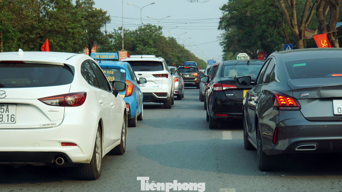 Cũng theo ghi nhận, từ đầu giờ chiều tuyến đường Phạm Văn Đồng từ khu vực quận Dương Kinh hướng ra Đồ Sơn dài hơn 10km luôn trong tình trạng ùn ứ giao thông, các phương tiện di chuyển chậm.