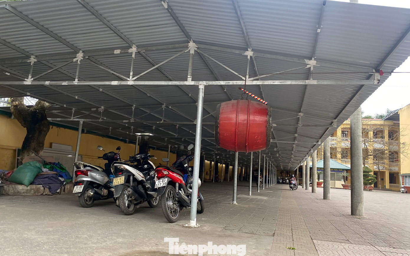 Khu vực nhà gửi xe Trường THPT Đồng Hòa được xây mới từ đầu năm học 2023-2024.