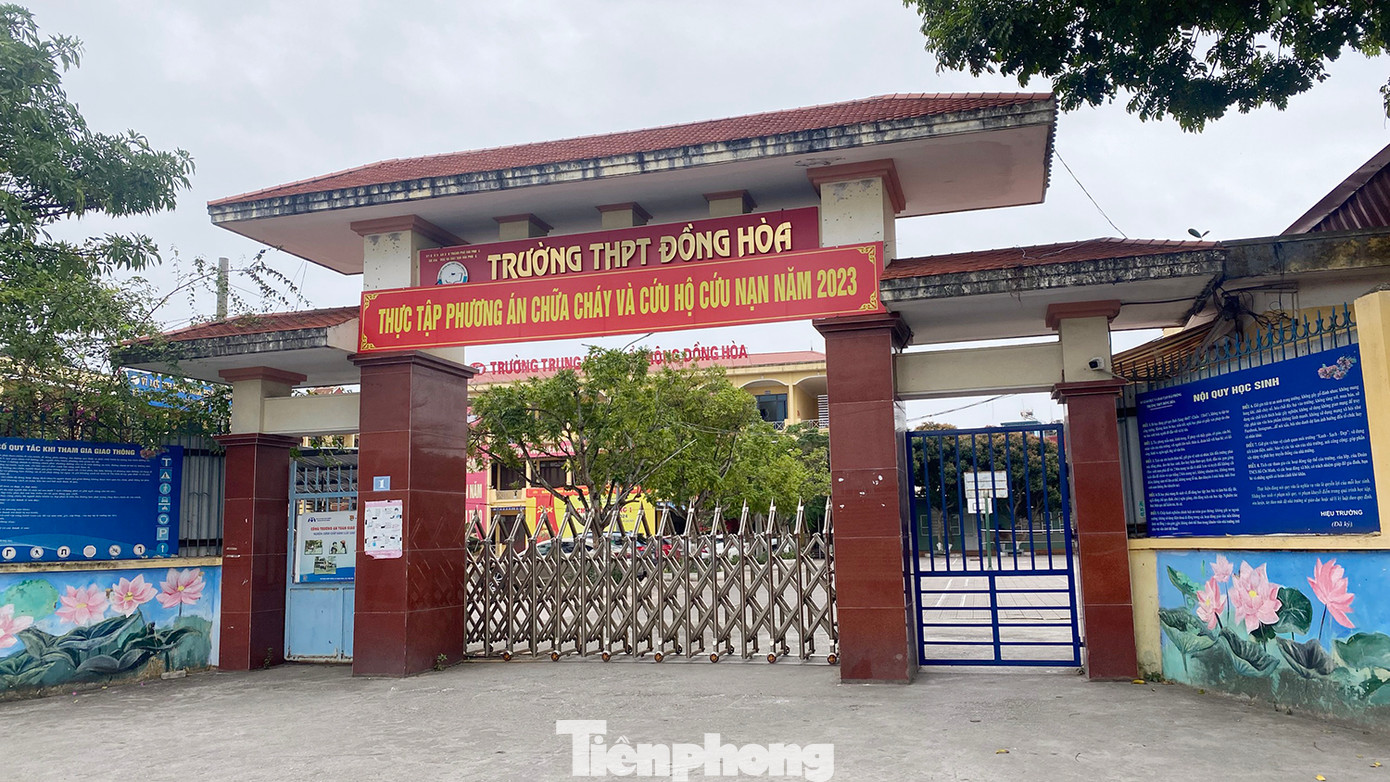 Cổng trường THPT Đồng Hòa.