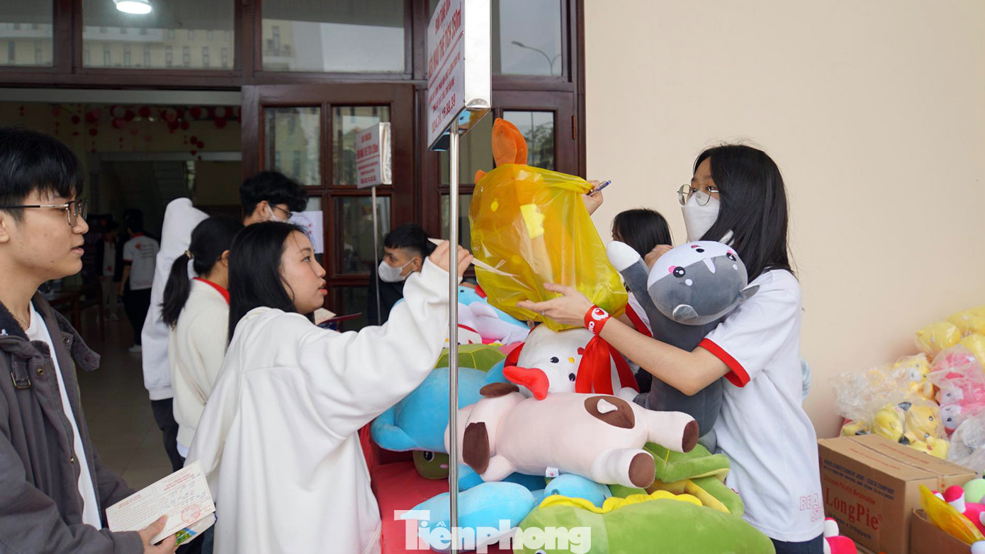 Sau khi hiến máu tình nguyện, các bạn trẻ nhận quà tặng của ban tổ chức.