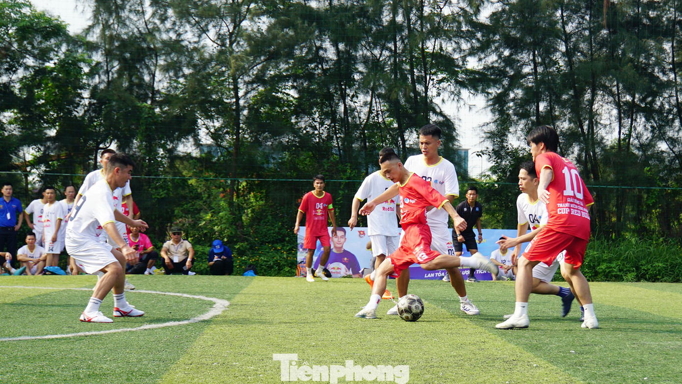 Các đội bóng thi đấu vòng chung kết giải bóng đá thanh niên công nhân trên sân bóng cỏ nhân tạo thuộc KCN Vsip, huyện Thủy Nguyên, TP Hải Phòng.